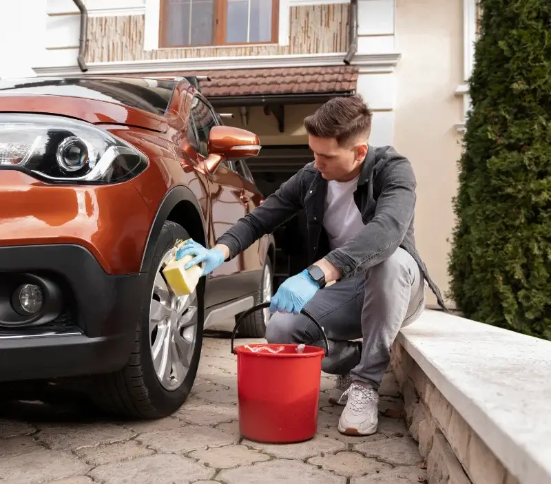 Lavage auto à domicile Saint-Jean-des-Champs : professionnel intervenant sur un véhicule